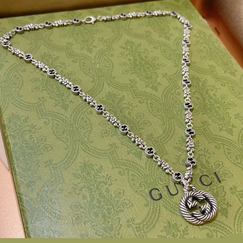 G*u*i necklaces